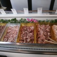 お肉も種類豊富です。