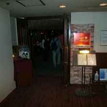 入口です。ホテル日航成田内にあります。