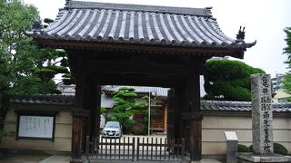 明治通りに面して建つお寺