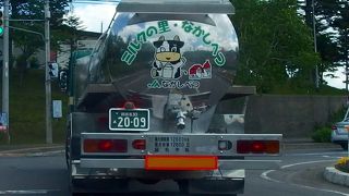 ミルクを積んだタンクローリーが走っています