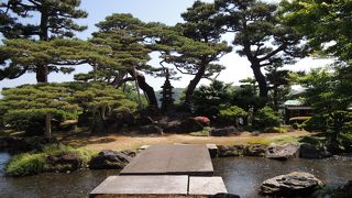 七福神の自然岩が並ぶ