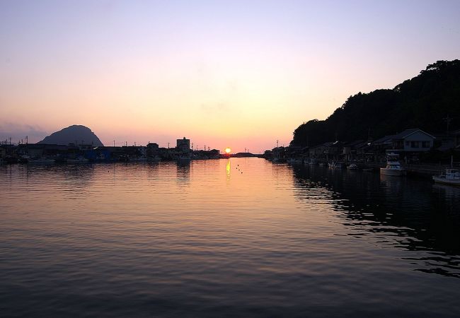 夏の暑い夜を彩る日本海に打ちあがる花火を間近で見ました