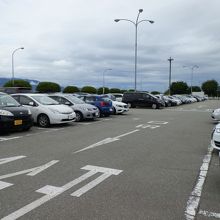 山形空港の広々とした駐車場です。料金は無料です。