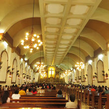 日曜日に限らず、常に多くの参拝者が訪れている。