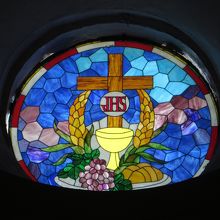 内部には素晴らしいステンドグラスが多くあり、一見の価値あり。