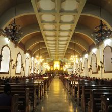 教会内部は広くて、眩いばかりに輝いている。