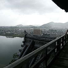 天守閣から木曽川を臨む。お子様連れの方は注意が必要。