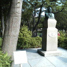 胸像なので地味な感じも。