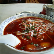 辛さを予感させる真っ赤なスープでした。