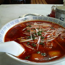 辛さを予感させる真っ赤なスープでした。