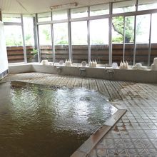 青松館の湯船です。温泉です。