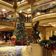 船のアトリウムとクリスマスツリ。3階から5階までの吹き抜け。