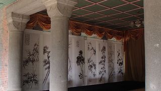 独特の雰囲気の建物