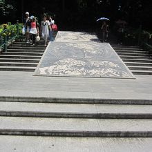 公園に入りすぐの所の階段を登って行きます