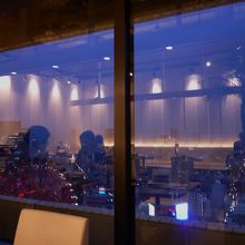 店内から夜景が見られる