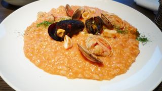 夜景がきれいなので窓側の席を予約しましょう