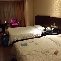 無駄にソファーがひとつ　ウタダヒカルができます