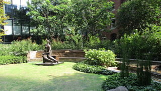 中庭は夏でもビル風、憩の無料な場所です。丸の内ブリックスクエア 