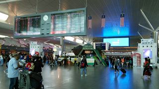 空港内で一晩過ごしたい方へ