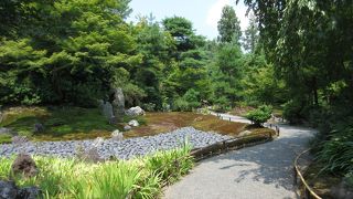 大堰川を上手く取り入れた庭園。