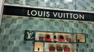 新宿では比較的大きな店舗。