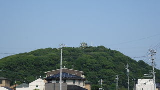 小山の上の城