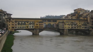 川沿いに歩いたり、途中の橋から眺めたり