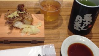 出発前のひととき。外国人に混ざってお寿司など、最高です。