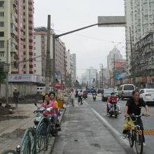 長陽路はビルが建ち並んでいます。