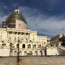 右側の建物が下院です。こちらも、国旗が出ています。