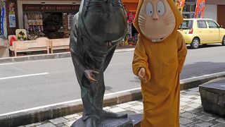 ねずみ男のぬいぐるみを探して一緒に写真を撮るといい　なかなかの役者