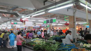 中広小吃街と言う租界時代の石庫門住宅を模した食堂街になっています。