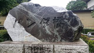 上野公園と商業地域（アメ横）を結んでいる橋！