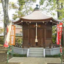 六角堂には福禄寿が祀られている。