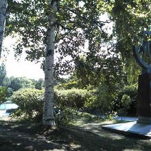 中島公園の北側入口付近にあります。