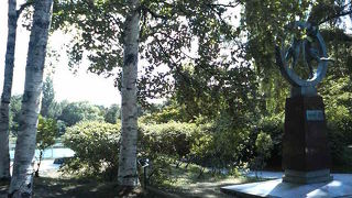 調和とはばたく未来などを表している像だそうです