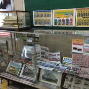 駅構内にて、ピンバッチやカード等、様々、販売していて昔、懐かしの写真も置いて有るので、おすすめです。