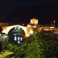 夜になるとライトアップされます。