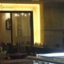 テラスがひらけた雰囲気で良い感じ