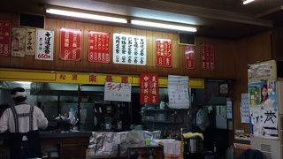 おすすめは、この鳥のからあげです、このからあげ、ビールとの相性が抜群の味付けで、いくつも食べる事ができます。