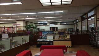 休憩コーナも充実していて、お茶やお水のサーバも有るのでそれを飲みながら、お土産を物色しても良いと思います。