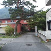 少し奥待ていますが、シックな赤いお宿です