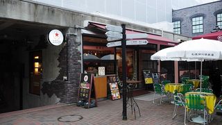 雰囲気のあるレンガ造りの建物で地ビールを味わう