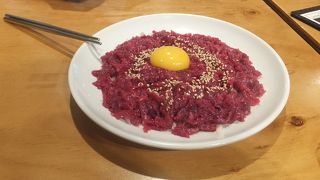 今や日本では絶対に味わえないユッケ、生レバー。超新鮮でした。