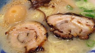 ラーメンのチェーン店。こってり・トンコツ系のラーメンです。