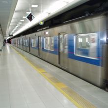 京成車両とは違う青に飛行機のデザイン入りの車体