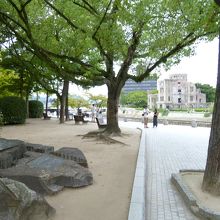 石碑の向こう側には元安川と原爆ドームが見えます