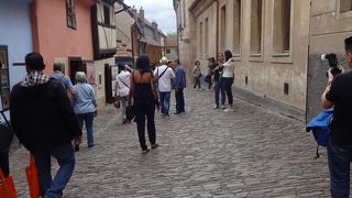 大きな城の中に小さな通りと家…ここも観光コース。