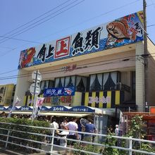 店の前にも人がたくさん！