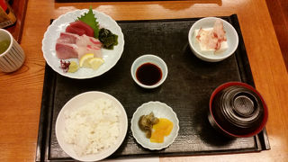 大阪駅から近くてゆっくり食べれる和食の店舗です。